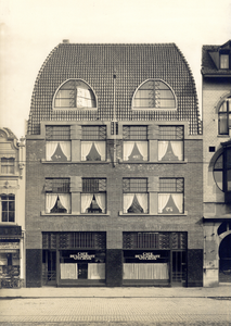 76890 Gezicht op de voorgevel van Café Witjens (Vredenburg 4) te Utrecht.